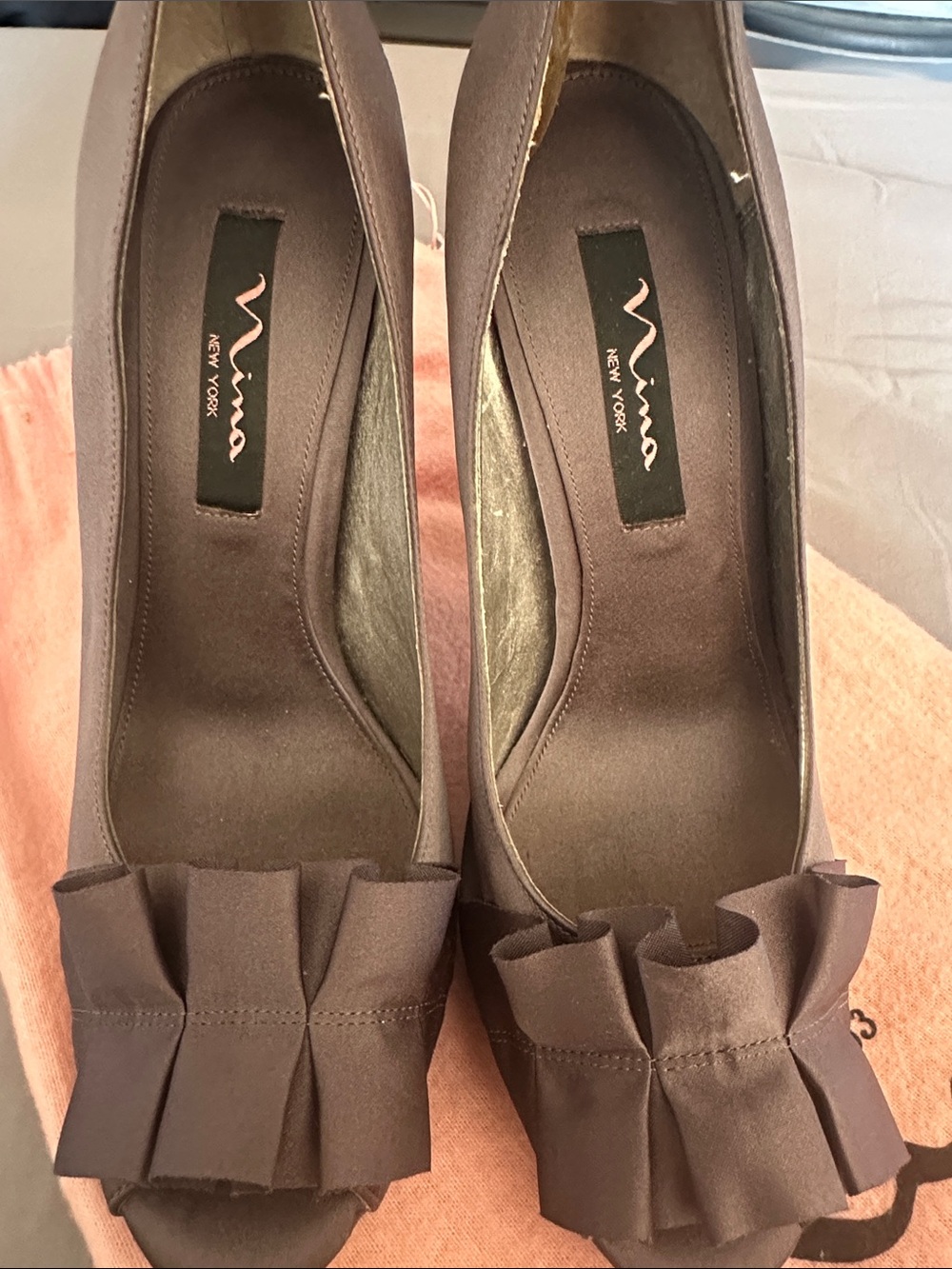 GUC Nina Pumps in Dark Gray with Ruffle Accent - Picture 2 of 8
